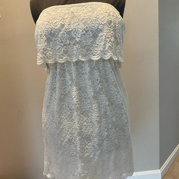 Strapless white lace dress with open back! - Picture 1 of 4